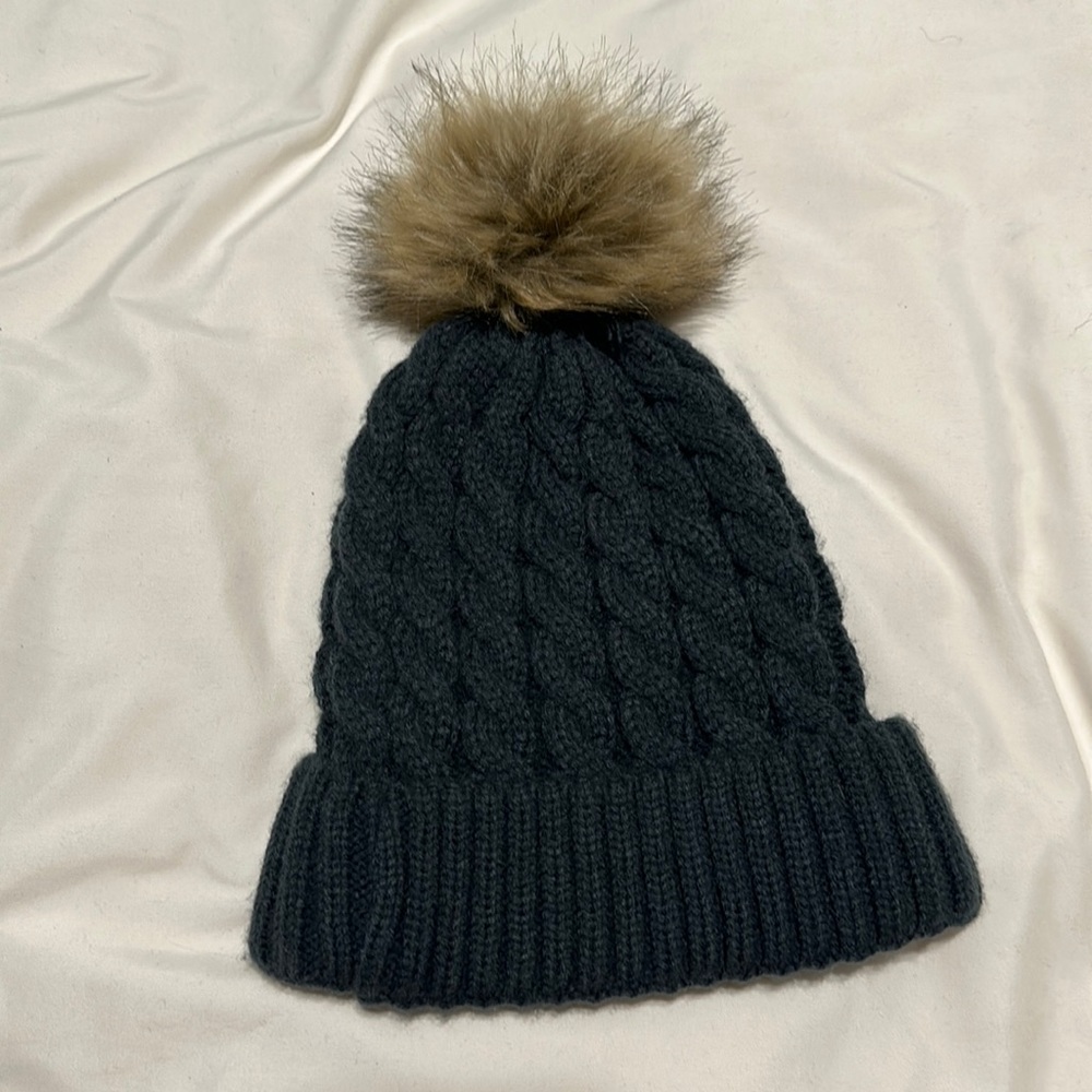 Dark gray knitted hat with fax fur Pom Pom in excellent condition